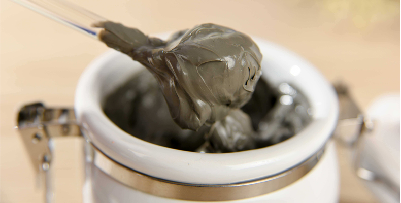 涂抹式面膜有什么优点，跟贴片式面膜有什么不一样？让护肤品加工厂专家解答！