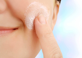 Learn the tricks of applying face cream correctly to make you look ten years younger than your peers!