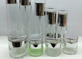 What are the advantages and disadvantages of cosmetic packaging materials, plastic bottles VS glass b